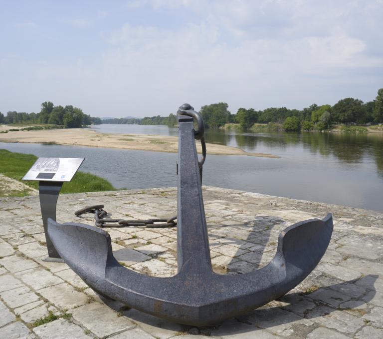 Ancre fabriquée à Cosne et retrouvée dans le port de Rochefort en 1960. Cette ancre (2580 kg) est actuellement placée sur l'ancien socle de la grue du port de Cosne.