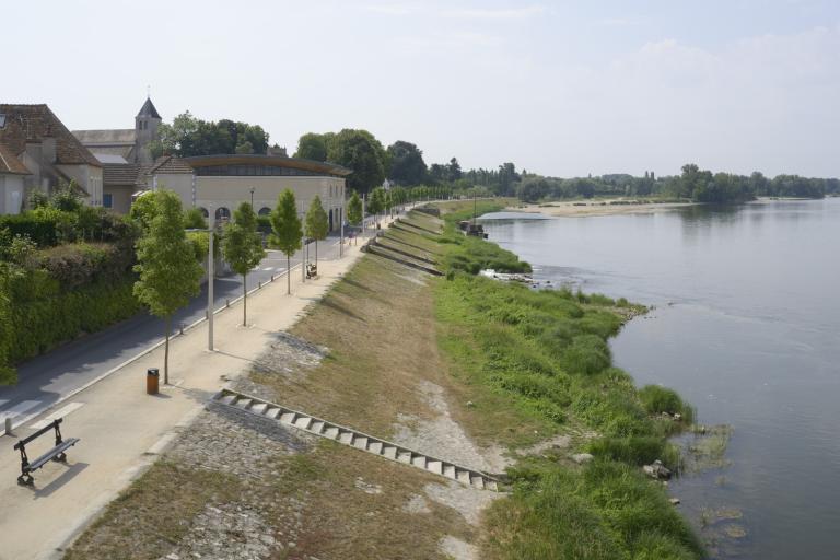 Vue d'ensemble du port de Cosne en amont du pont. Vue prise depuis le pont vers l'amont.