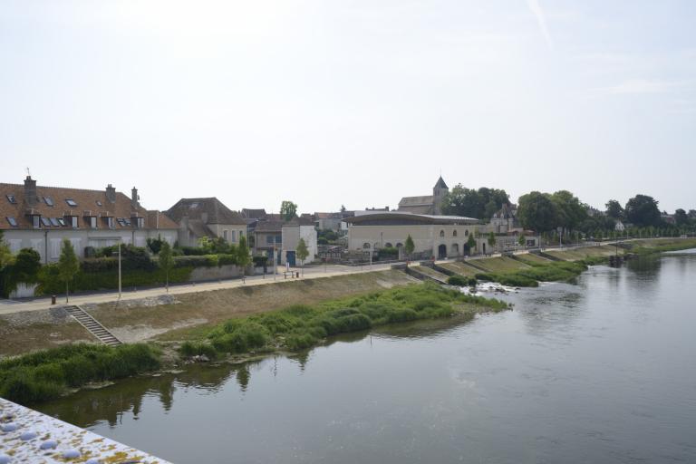 Vue d'ensemble du port de Cosne en amont du pont. Vue prise depuis le pont vers l'amont.