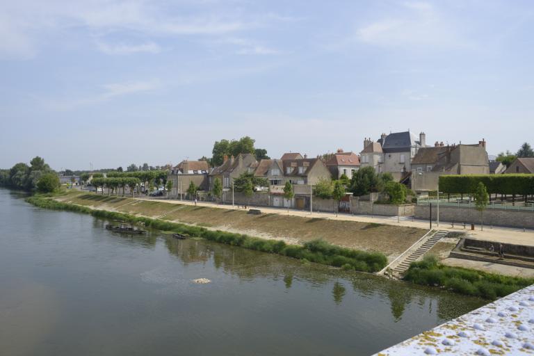 Vue d'ensemble du port de Cosne en aval du pont. Vue prise depuis le pont vers l'aval.