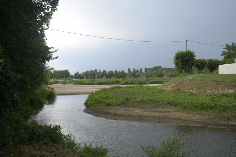 L'entrée de l'ancienne gare d'eau de la Vrille (embouchure de la rivière de la Vrille). A droite l'extrémité du port de Neuvy. En arrière plan, la Loire.