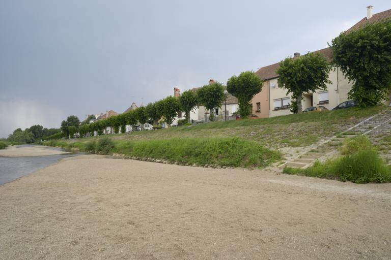 Le port de Neuvy. Vue prise vers l'aval depuis les bancs de sables.