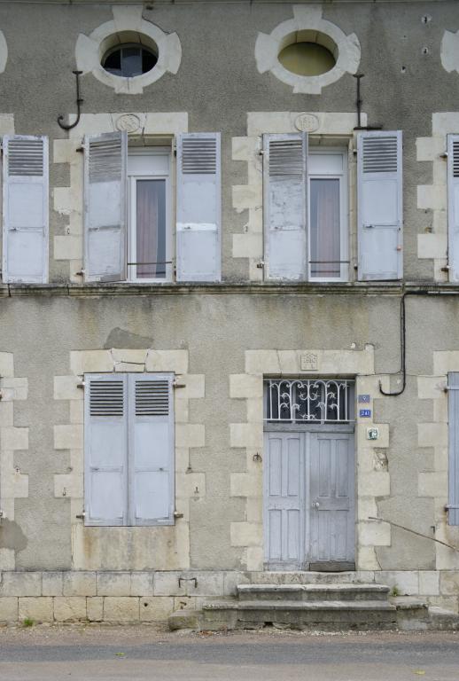 Maison située 9 quai de Loire (angle de la rue du Port) portant plusieurs inscriptions : 1810 et JL (linteau de porte), RL et 1811 (linteau de fenêtre de l'étage), ancres croisées (linteau de fenêtre de l'étage).