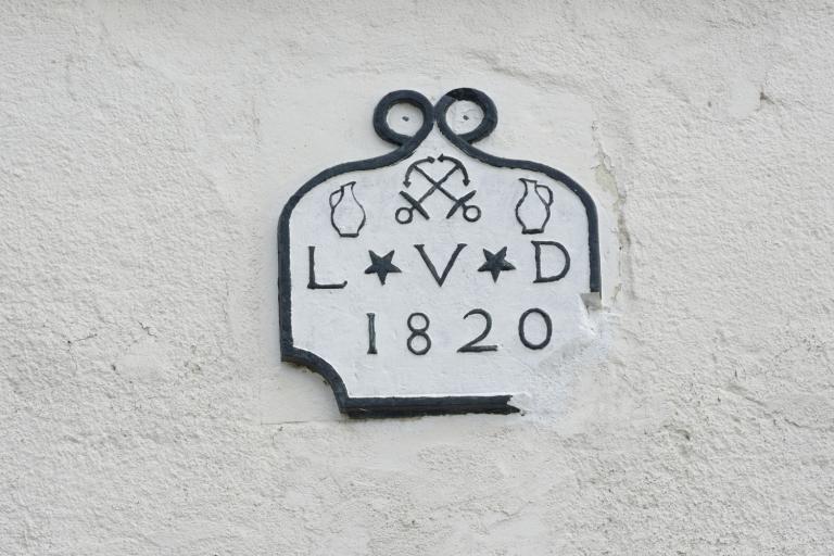 Maison située 14 quai de Loire. La façade porte l'inscription suivante : deux ancres croisées, deux pichets, les initiales LVD et la date 1820. Cette maison aurait appartenu au voiturier par eau et potier Louis Vée D'Ange.