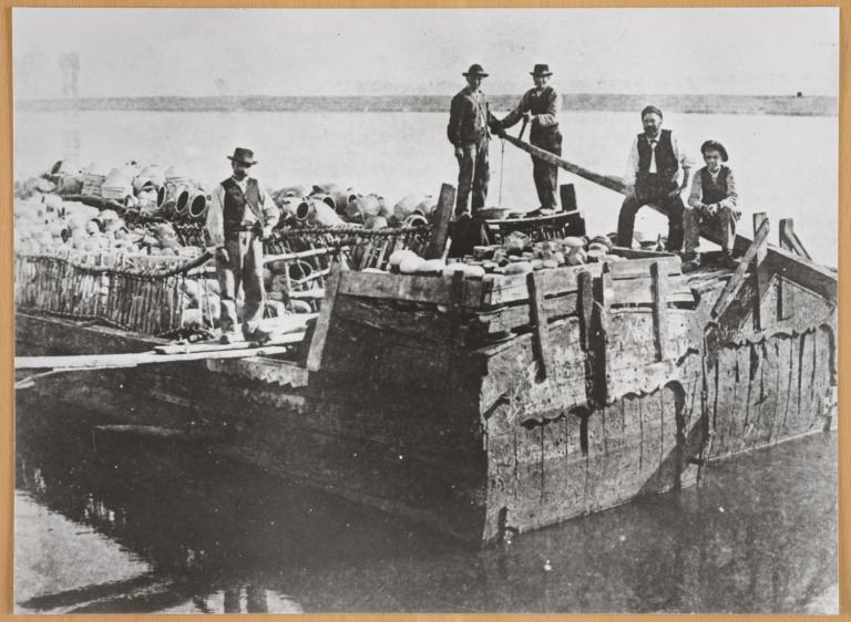 Bateau chargé de poterie au port de Neuvy, vers 1870. Photographie ancienne. (musée de la Marine de Loire, Châteauneuf-sur-Loire, M 612 A).