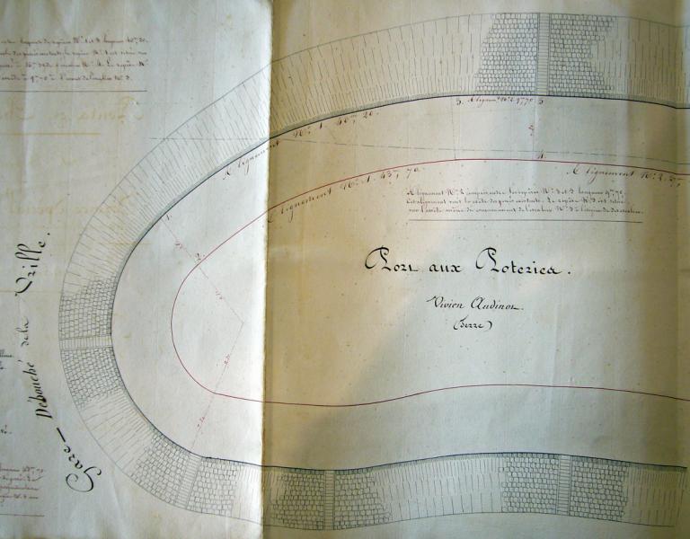 Détail du plan d'alignement du port de Neuvy dressé le 10 mai 1844 par l'ingénieur en chef Mutrécy-Maréchal. Mention du Port aux Poteries et de la Gare débouché de la Vrille. (archives nationales, F 14 6671).