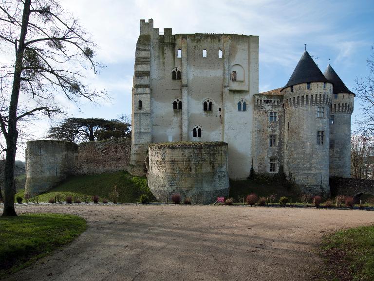 Château Saint-Jean, vue du nord-ouest. ; Château Saint-Jean et Donjon, vue du nord-ouest. ; Donjon et tour de la Chaise, vue prise de l'est.