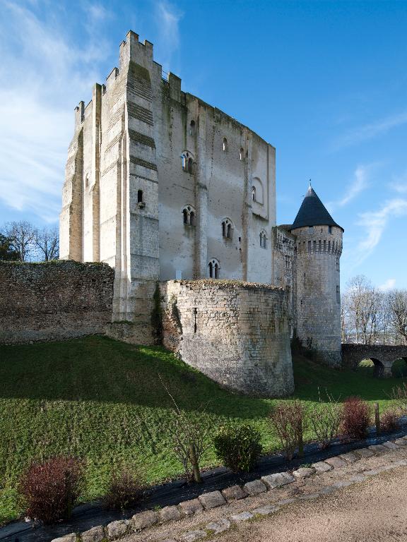 Donjon, vue du sud-est. ; Donjon, vue du sud.