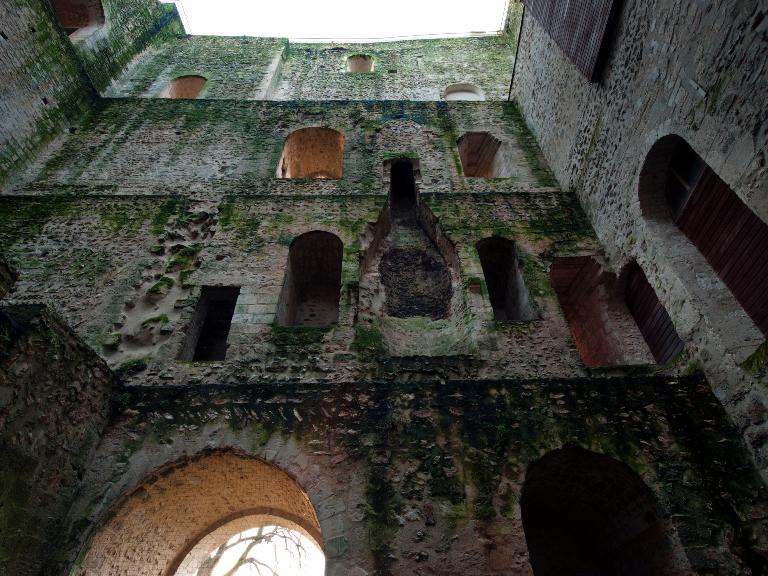Donjon, intérieur, face ouest.