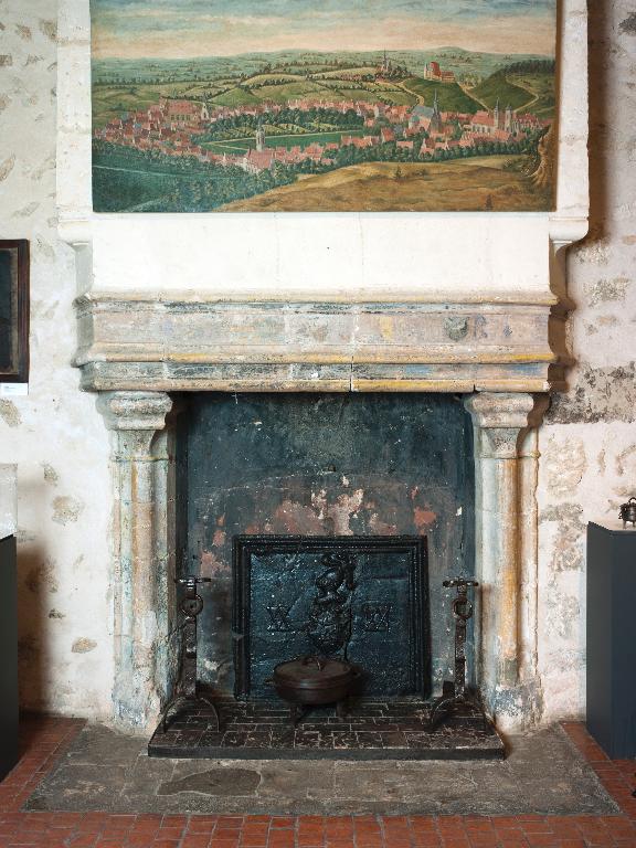 Bâtiment entre châtelet et donjon, intérieur, détail de la cheminée.