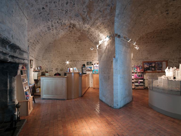 Salle des gardes, intérieur, vue du sud.