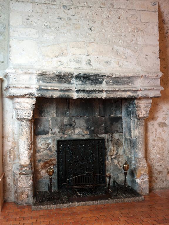 Salles des gardes, intérieur, détail de la cheminée.