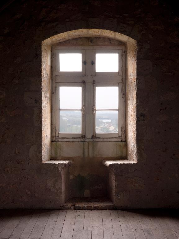 Logis seigneurial, intérieur, comble, détail d'une fenêtre à coussièges.