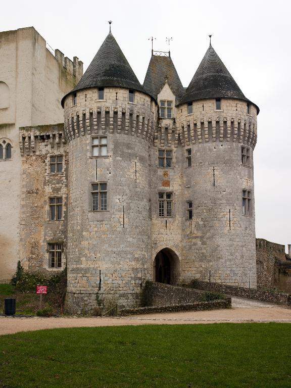 Le logis seigneurial, vue du nord-est. ; Le châtelet, vue de l'est.