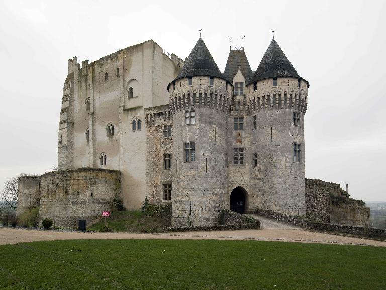 Le châtelet d'entrée et le donjon.