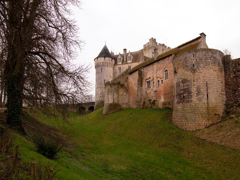 Enceinte, vue du sud-ouest, pavillon Louis XIII, tours de Saint-Victor et de Brunelles. ; Pavillon Louis XIII, tours de Saint-Victor et de Brunelles, vue du nord-ouest. ; Pavillon Louis XIII, tours de Saint Victor et de Brunelles, vue du Nord-Ouest.
