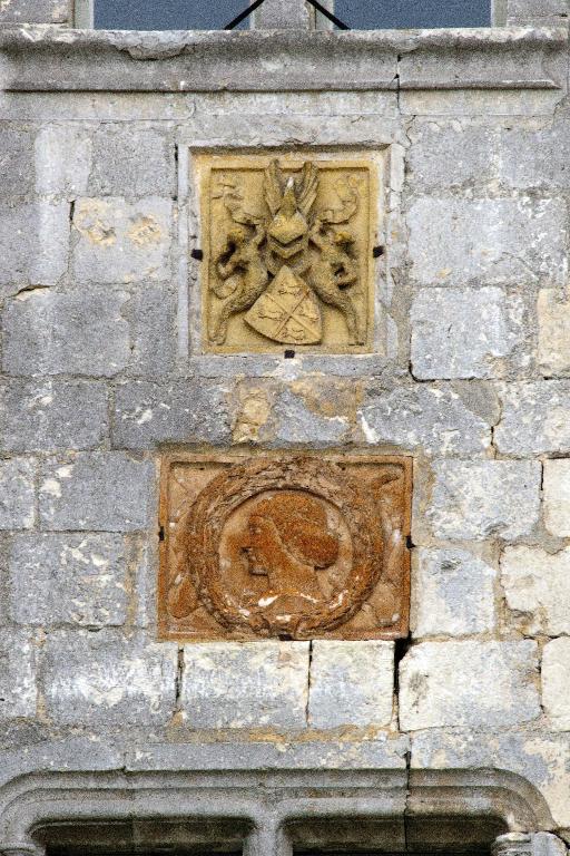 Détail du décor sculpté du châtelet d'entrée. ; Détail des décors sculptés présents sur le châtelet d'entrée.