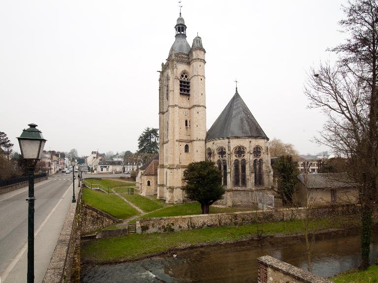 Chevet et clocher, vue du sud-est.