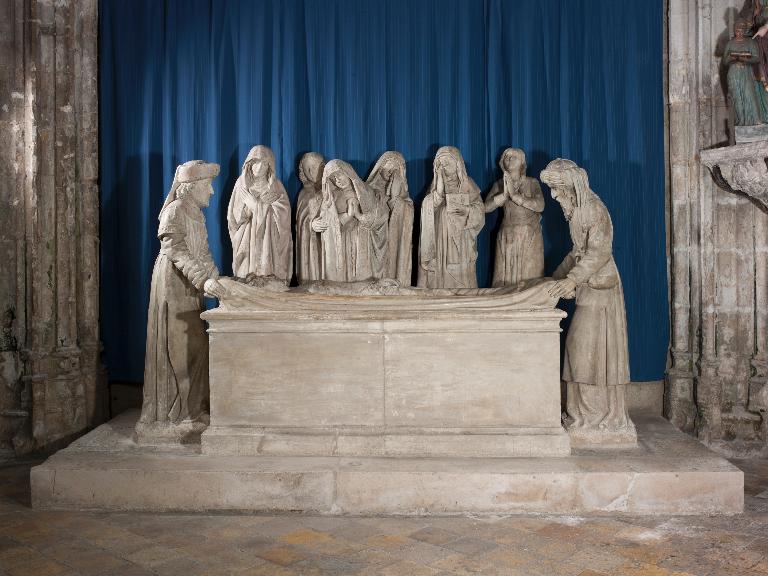 Groupe sculpté : la Mise au tombeau. Il présente la Vierge, saint Jean, Joseph d'Arimathie, Nicodème et quatre saintes femmes.