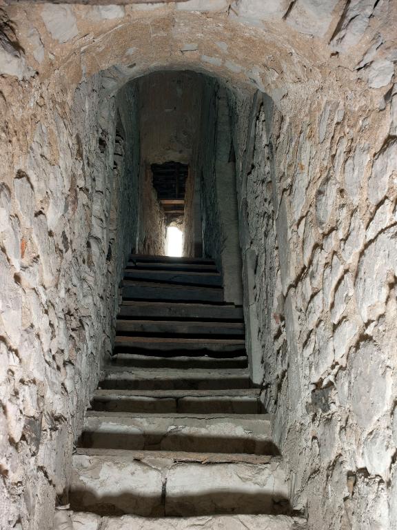 Vue intérieure, rez-de-chaussée, escalier du mur pignon sud.