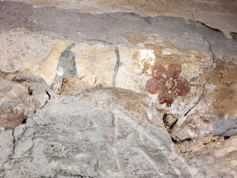 Voûte de l’escalier du mur pignon sud, décor peint, clochette et quintefeuille, fin 13e ou 14e siècle.