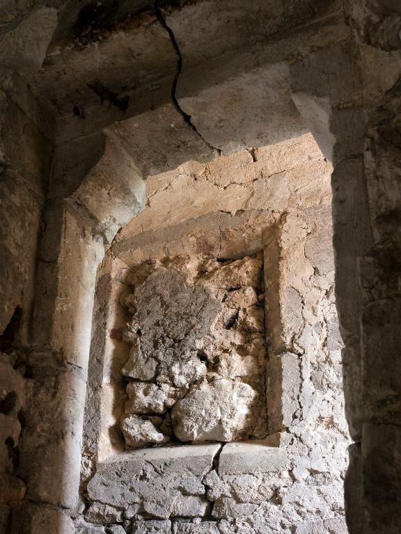 Vue intérieure, premier étage, détail d'une porte de la salle 1.12 et d'une fenêtre de l'escalier du mur pignon sud.