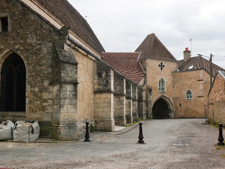 Tour porte et église Saint-Laurent (collatéral sud), vue de l'ouest. ; Bas-côté sud, vue du sud (2013).