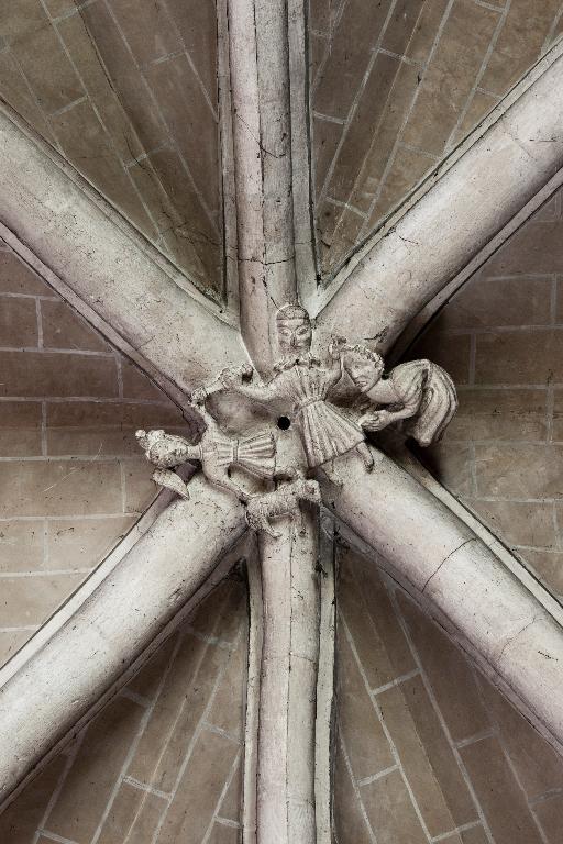 Détail de la clef de voûte de la première travée du choeur.