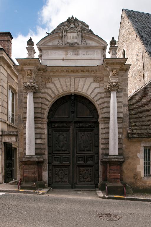 Portail de l'Hôtel-Dieu, vue du nord. ; Portail de l'Hôtel-Dieu, vue du nord.