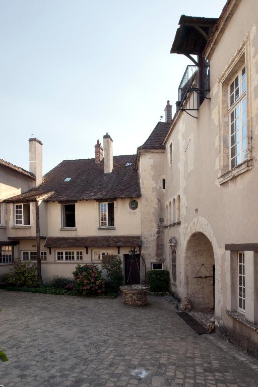 Façade nord, vue du sud.