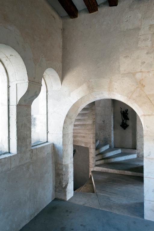 Vue intérieure (bâtiment 2), entrée de la loggia et escalier.