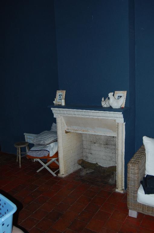 Bâtiment principal, vue de détail de la cheminée de la chambre.