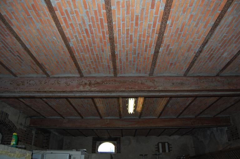 Bâtiment principal, partie écurie, vue de détail du plancher métallique.