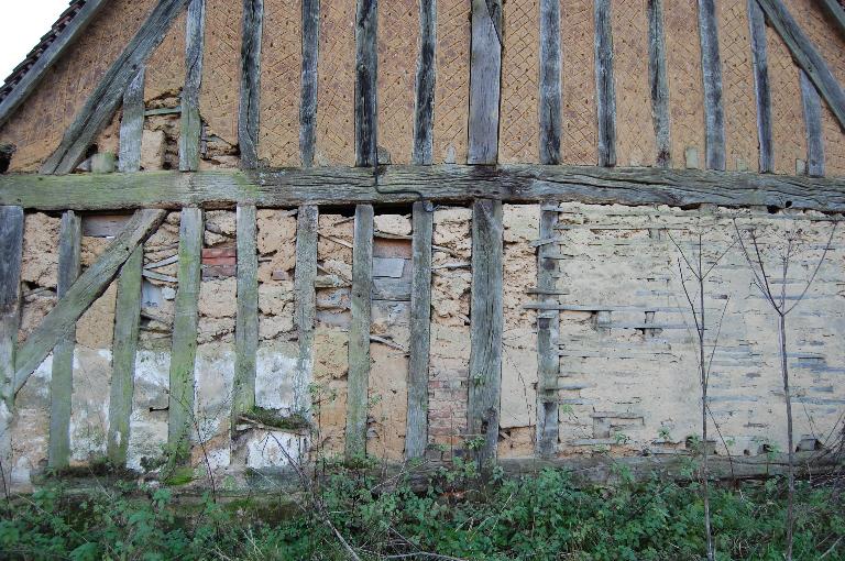 Bâtiment secondaire, vue de détail de la mise en œuvre du pignon nord en pan de bois.
