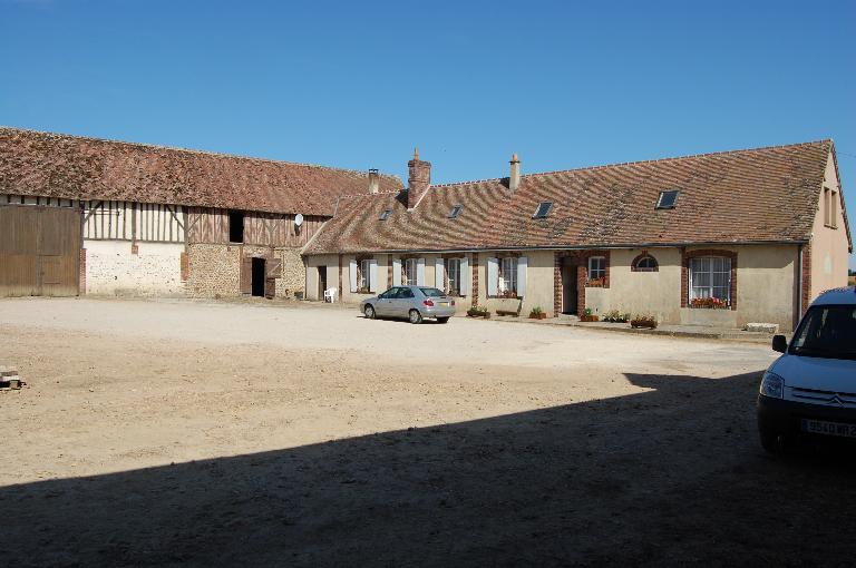 Bâtiment en "L", aile nord, vue générale depuis le sud-est. ; Ferme à Chevilleau.