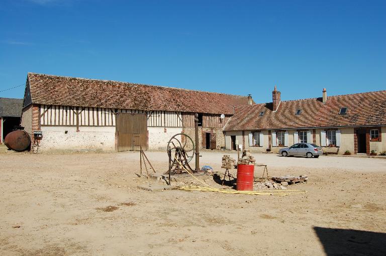 Bâtiment en "L", aile ouest, vue générale depuis l’ouest. ; Chevilleau, ferme à cour ouverte, vue d''ensemble.