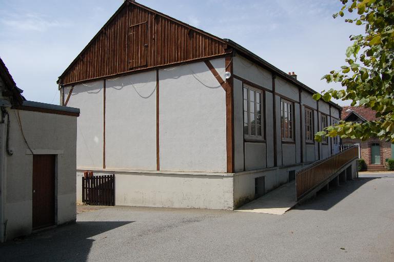 Préau / réfectoire scolaire, actuellement salle des fêtes, vue depuis le nord-est.