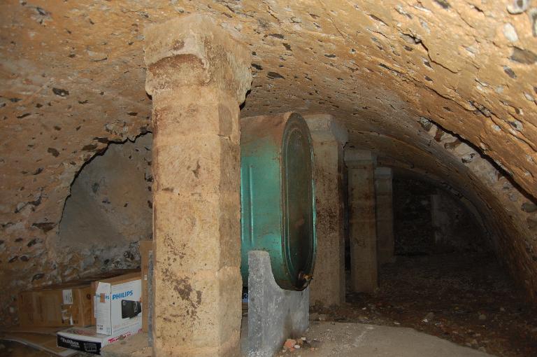 Cave de l'ancien logis prieural. ; Intérieur, vue générale de la cave voûtée.