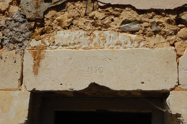 Bâtiment principal, façade est, détail du linteau d’une fenêtre (inscription : Rivière 1830).