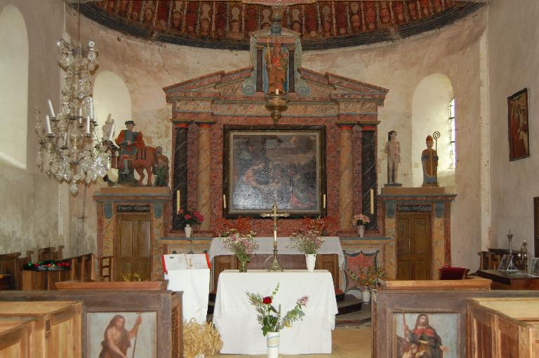 Intérieur, le choeur, vue du retable et du mobilier.