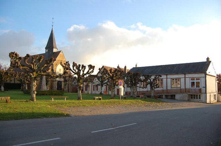 Vue d’ensemble de l’église paroissiale, de la mairie-école et de la salle polyvalente, depuis le nord.