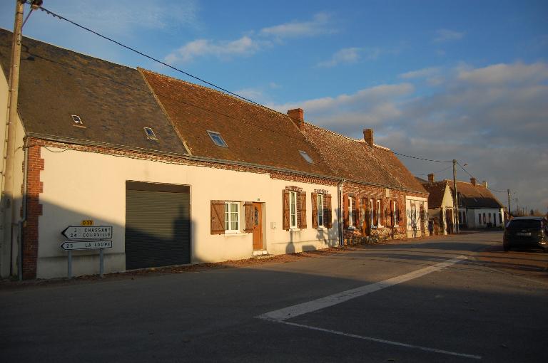 Rue Principale, vue générale. ; Le bourg, rue Principale, alignement de maisons.