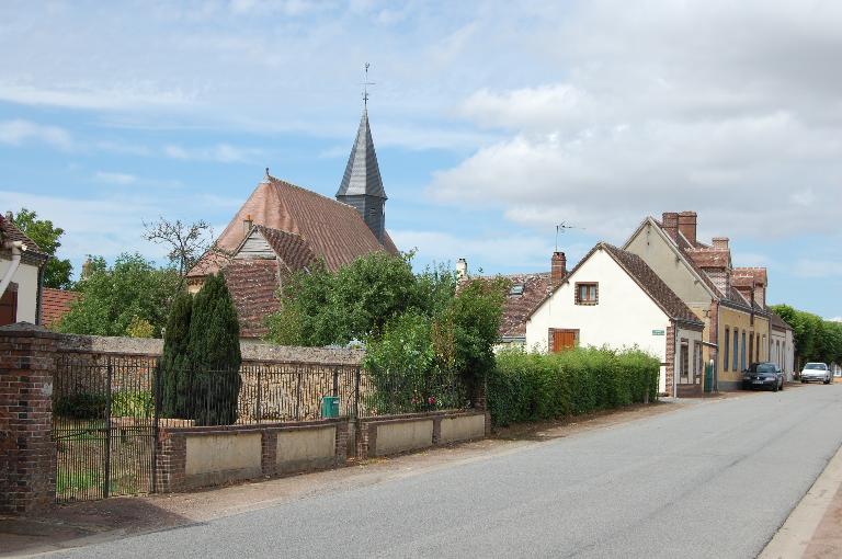 Rue Principale et église paroissiale, vue générale depuis l’est.