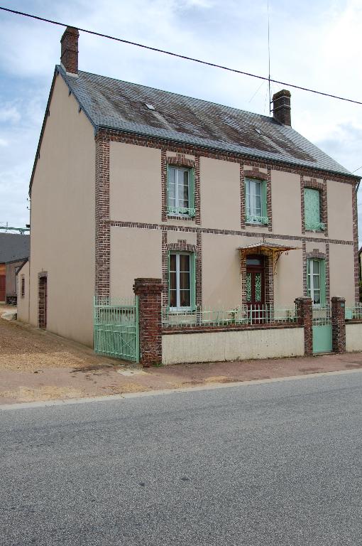 33, rue Principale, maison à étage.