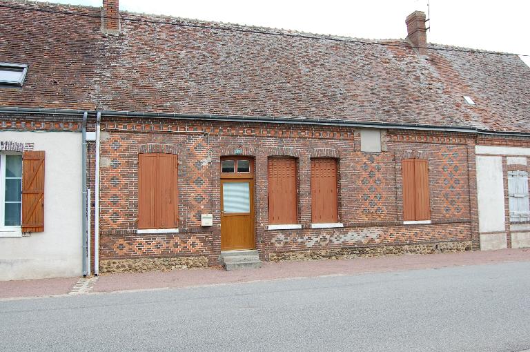 27, rue Principale, maison en rez-de-chaussée en brique.
