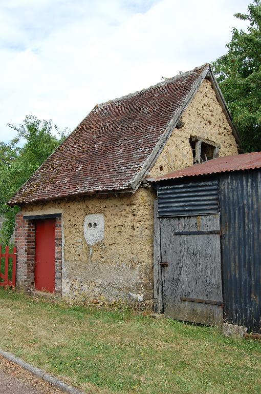 Rue Principale, petite dépendance en terre.