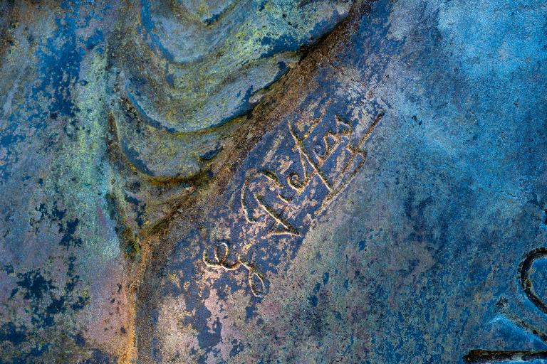 Détail : signature du sculpteur.