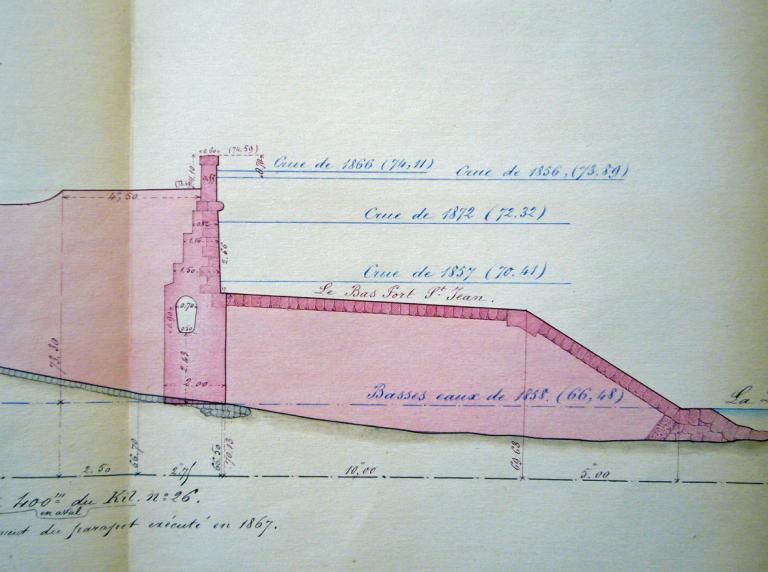 Profils en travers de levées de défense aux abords de Blois, ingénieur Sainjon, 1877, détail : profil sur le bas-port Saint-Jean. (école nationale des Ponts-et-Chaussées, 16458/C871). ; Profils en travers de levées de défense aux abords de Blois, ingénieur Sainjon, 7 novembre 1877, détail : profil sur le bas-port Saint-Jean. (école nationale des Ponts-et-Chaussées, 16458/C871).