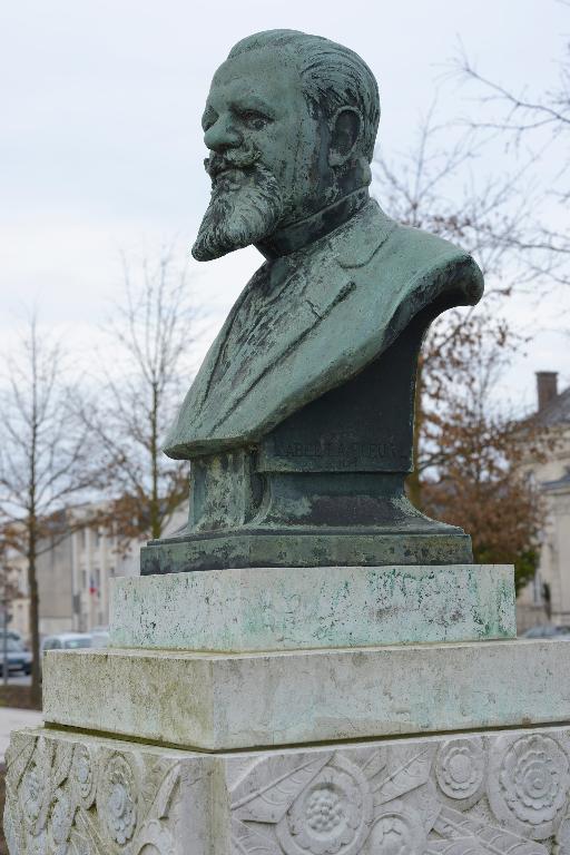 Montargis : buste de Paul Baudin
