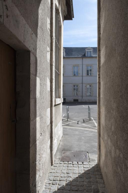 Cour intérieure occidentale. Passage situé entre la chapelle à gauche et le corps de bâtiment médian à droite, permettant d'accéder à la cour intérieure orientale.